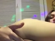 Adolescente brinca com sua buceta