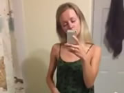 Loira minúsculo adolescente brincar com buceta